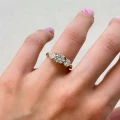 verlobungsring-trinity-moissanit-2ct-brillantschliff-am-finger-gelbgold-trigem-hariets.jpg