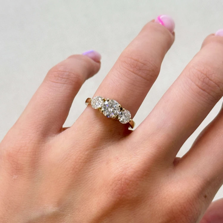 verlobungsring-trinity-moissanit-2ct-brillantschliff-am-finger-gelbgold-trigem-hariets.jpg