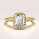 Verlobungsring in 24h Halo mit 1 ct Moissanit im Smaragdschliff – Stardust aus 14k Gold