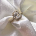 Verlobungsring-Halo-Stardust-Moissanit-1ct-Emerald-Schliff-Nahaufnahme-Front-Gelbgold-HARIETS.JPG