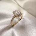 Verlobungsring-Halo-Stardust-Moissanit-1ct-Emerald-Schliff-Nahaufnahme-Seite-Gelbgold-HARIETS.JPG