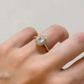 verlobungsring-halo-stardust-moissanit-1ct-emerald-schliff-seitlich-am-finger-gelbgold-hariets.JPG