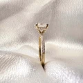 verlobungsring-halo-aria-moissanit-2ct-ovalschliff-nahaufnahme-seite-gelbgold-hariets.jpg