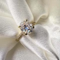 verlobungsring-halo-aria-moissanit-2ct-ovalschliff-nahaufnahme-front-gelbgold-hariets.jpg