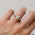 verlobungsring-halo-aria-moissanit-2ct-oval-schliff-am-finger-gelbgold-hariets.JPG