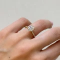 verlobungsring-halo-aria-moissanit-2ct-oval-schliff-seitlich-am-finger-gelbgold-hariets.JPG