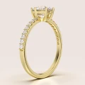 verlobungsring-halo-moissanit-1_5ct-brillantschliff-seitenansicht-gelbgold-heaven-hariets.png