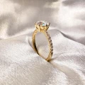 verlobungsring-halo-moissanit-1-5ct-brillantschliff-nahaufnahme-seite-gelbgold-heaven-hariets.jpg