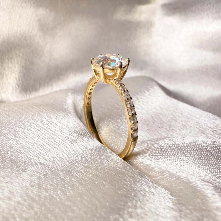 verlobungsring-halo-moissanit-1-5ct-brillantschliff-nahaufnahme-seite-gelbgold-heaven-hariets.jpg