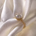 verlobungsring-halo-moissanit-1-5ct-brillantschliff-nahaufnahme-seitlich-gelbgold-heaven-hariets.jpg