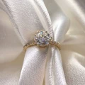 verlobungsring-halo-moissanit-1-5ct-brillantschliff-nahaufnahme-gelbgold-heaven-hariets.jpg