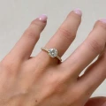 verlobungsring-halo-moissanit-1_5ct-brillant-schliff-am-finger-gelbgold-heaven-hariets.JPG