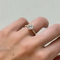 verlobungsring-halo-moissanit-1_5ct-brillant-schliff-nahaufnahme-am-finger-gelbgold-heaven-hariets.JPG