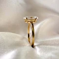 verlobungsring-starlight-moissanit-1ct-marquiseschliff-gelbgold-nahaufnahme-seite-hariets.jpg