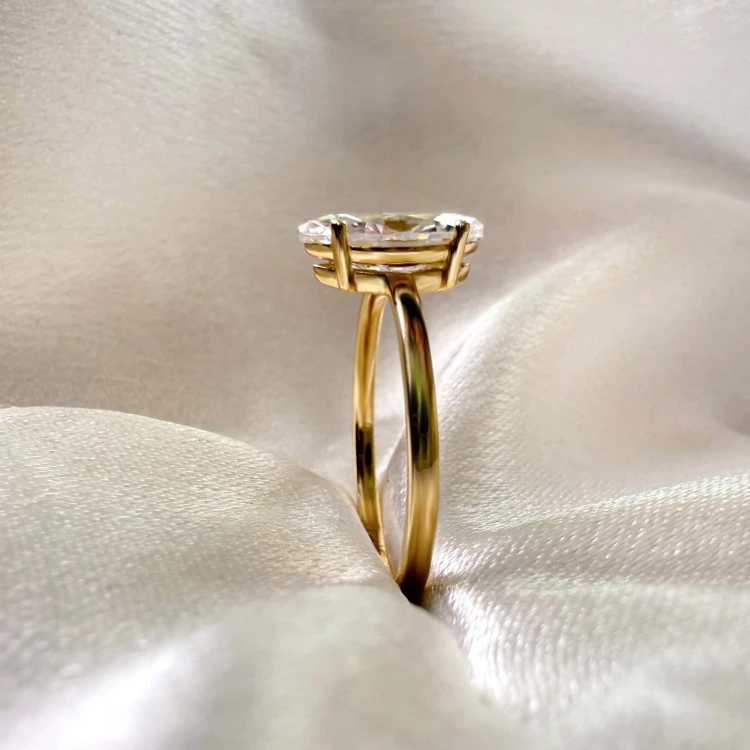 verlobungsring-starlight-moissanit-1ct-marquiseschliff-gelbgold-nahaufnahme-seite-hariets.jpg