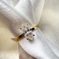 verlobungsring-starlight-moissanit-1ct-marquiseschliff-gelbgold-nahaufnahme-front-hariets.jpg