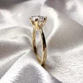 verlobungsring-solitaire-antica-moissanit-1ct-brillantschliff-nahaufnahme-seite-gelbgold-hariets.jpg