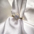 verlobungsring-solitaire-antica-moissanit-1ct-brillantschliff-nahaufnahme-front-gelbgold-hariets.jpg