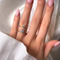 verlobungsring-solitaire-antica-moissanit-1ct-brillantschliff-vergleich-am-finger-gelbgold-hariets.jpg