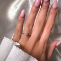 verlobungsring-solitaire-antica-moissanit-0-5ct-brillantschliff-am-finger-gelbgold-hariets.jpg