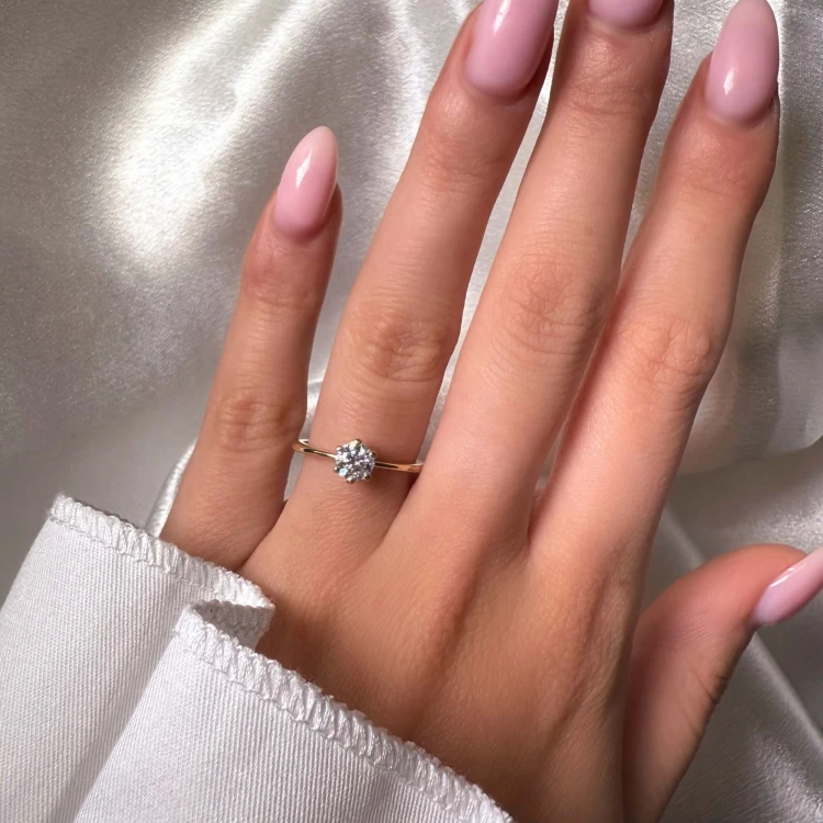 verlobungsring-solitaire-antica-moissanit-0-5ct-brillantschliff-am-finger-gelbgold-hariets.jpg