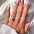 verlobungsring-solitaire-antica-moissanit-1ct-brillantschliff-am-finger-gelbgold-hariets.jpg