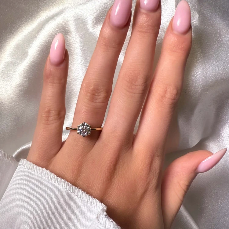 verlobungsring-solitaire-antica-moissanit-1ct-brillantschliff-am-finger-gelbgold-hariets.jpg
