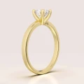 verlobungsring-solitaire-flare-moissanit-0-5ct-brillantschliff-seitenansicht-gelbgold-hariets.jpg