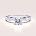 verlobungsring-solitaire-flare-moissanit-0-5ct-brillantschliff-weissgold-hariets.jpg