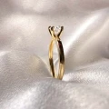 verlobungsring-flare-moissanit-0-05ct-brillantschliff-nahaufnahme-seite-gelbgold-hariets.jpg