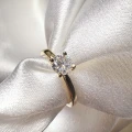 verlobungsring-flare-moissanit-0-05ct-brillantschliff-nahaufnahme-front-gelbgold-hariets.jpg