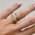 verlobungsring-flare-moissanit-1ct-brillantschliff-am-finger-vergleich-gelbgold-hariets.JPG