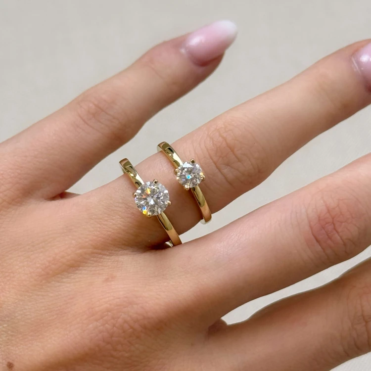 verlobungsring-flare-moissanit-1ct-brillantschliff-am-finger-vergleich-gelbgold-hariets.JPG