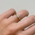 verlobungsring-flare-moissanit-0-05ct-brillantschliff-am-finger-gelbgold-hariets.JPG