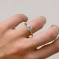 verlobungsring-flare-moissanit-1ct-brillantschliff-am-finger-gelbgold-hariets.JPG