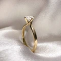 verlobungsring-solitaire-bloom-labordiamant-0-6ct-brillantschliff-nahaufnahme-seite-gelbgold-hariets.jpg