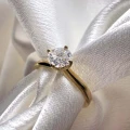 verlobungsring-solitaire-bloom-moissanit-0-6ct-brillantschliff-nahaufnahme-front-gelbgold-hariets.jpg