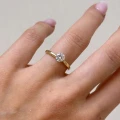 Verlobungsring-Solitaire-Bloom-Moissanit-0-6ct-Brillantschliff-am-Finger-Gelbgold-Hariets.jpg