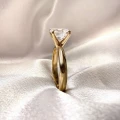 verlobungsring-moissanit-2ct-asscherschliff-gelbgold-nahaufnahme-seite-vivid-hariets.JPG