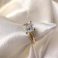 verlobungsring-moissanit-2ct-asscherschliff-gelbgold-nahaufnahme-vivid-hariets.JPG