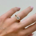 verlobungsring-moissanit-2ct-asscherschliff-gelbgold-am-finger-vivid-hariets.JPG