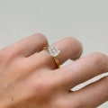 verlobungsring-moissanit-2ct-asscherschliff-gelbgold-am-finger-seite-vivid-hariets.JPG