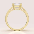 verlobungsring-solitaire-dazzle-moissanit-1ct-asscherschliff-frontansicht-gelbgold-hariets.jpg