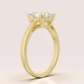 verlobungsring-solitaire-dazzle-moissanit-1ct-asscherschliff-seitenansicht-gelbgold-hariets.jpg