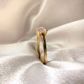 verlobungsring-solitaire-dazzle-moissanit-1ct-asscherschliff-gelbgold-nahaufnahme-seite-hariets.JPG