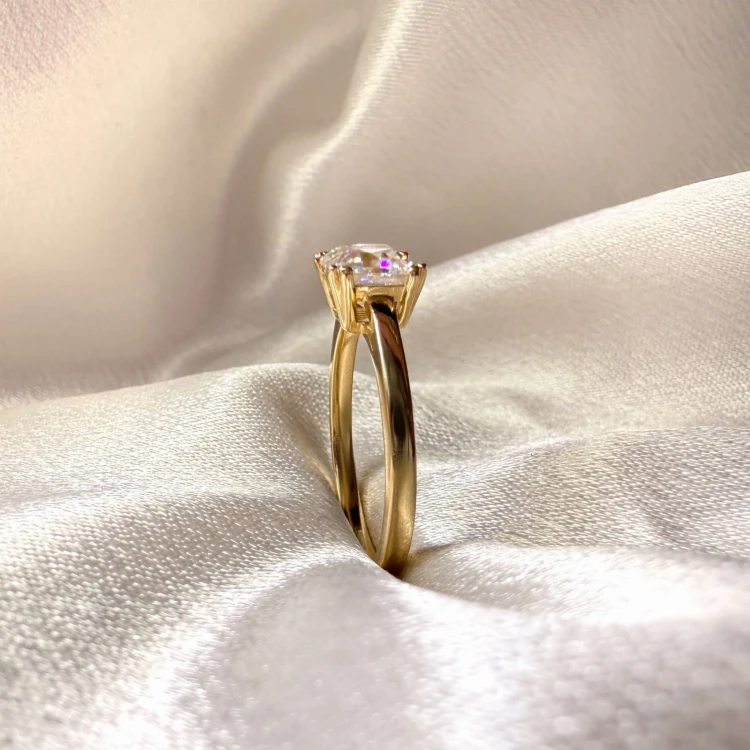 verlobungsring-solitaire-dazzle-moissanit-1ct-asscherschliff-gelbgold-nahaufnahme-seite-hariets.JPG
