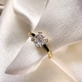 verlobungsring-solitaire-dazzle-moissanit-1ct-asscherschliff-gelbgold-nahaufnahme-hariets.JPG