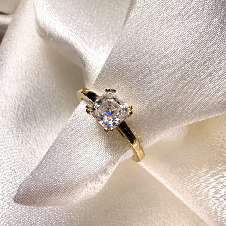 verlobungsring-solitaire-dazzle-moissanit-1ct-asscherschliff-gelbgold-nahaufnahme-hariets.JPG