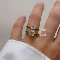 verlobungsring-solitaire-dazzle-moissanit-0-5-1ct-asscherschliff-gelbgold-am-finger-vergleich-hariets.JPG