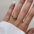 verlobungsring-solitaire-dazzle-moissanit-1ct-asscherschliff-gelbgold-am-finger-hariets.JPG